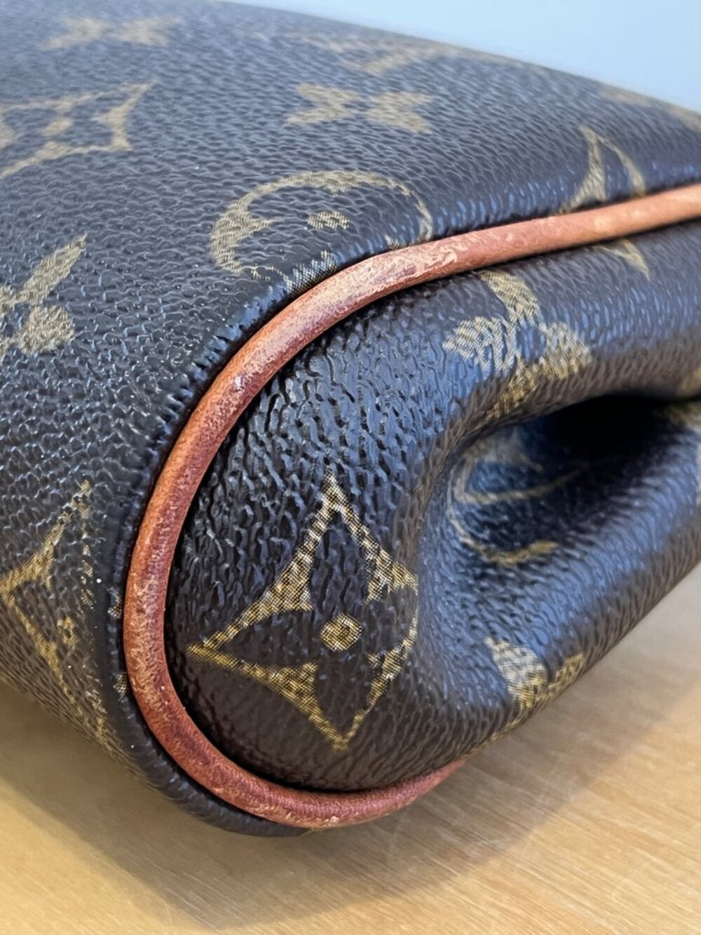 Louis Vuitton Monogram Eva Clutch - Picture 11 of 16